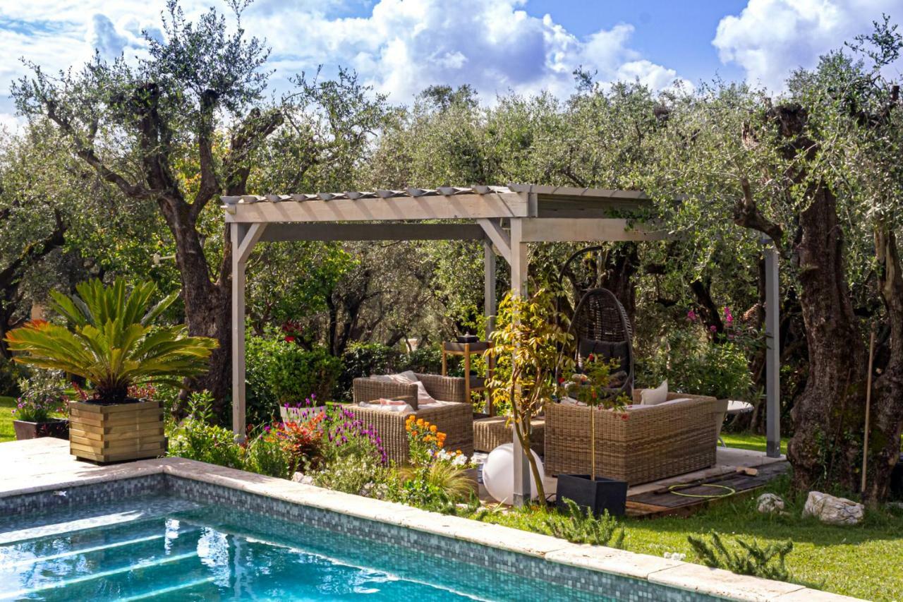 Отель La Bastide Aux Oliviers Туррет-сюр-Лу Экстерьер фото